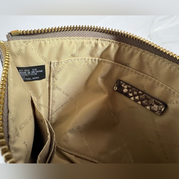 2074: Michael Michael Kors Snakeskin Print Zip Wristlet Clutch - Picture 6 of 7